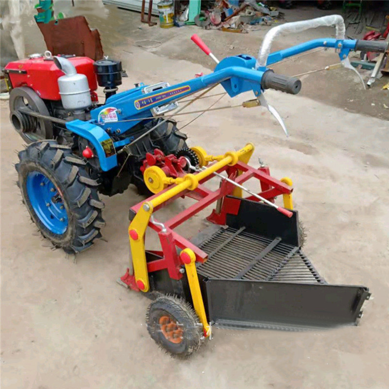 拖拉机带山东型花生收获机 小型自动摆放花生收获机视频