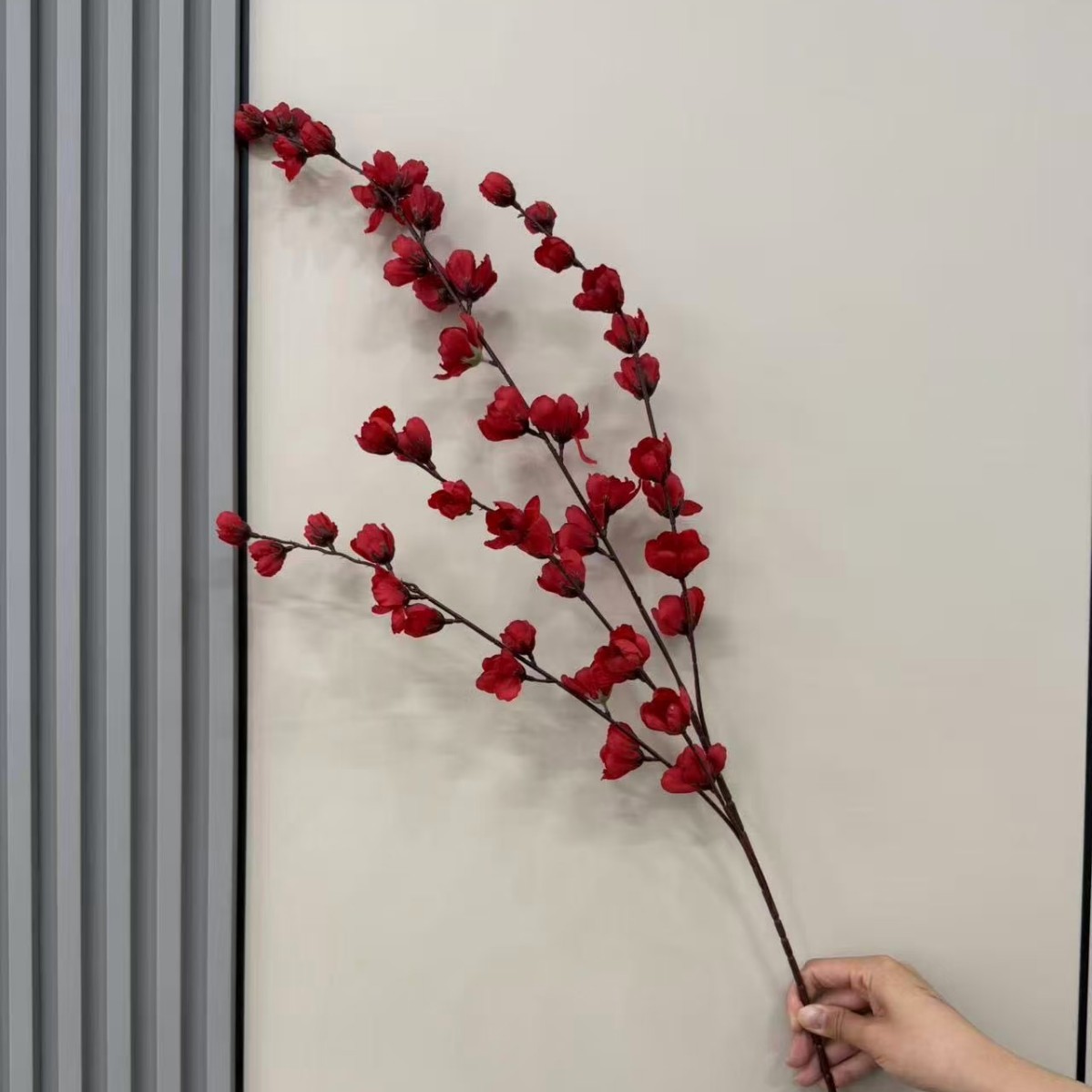 Simulación de 4 ramas altas flores de línea violeta decoración de bodas sala de flores de seda techo alto material floral camino de guía de flores