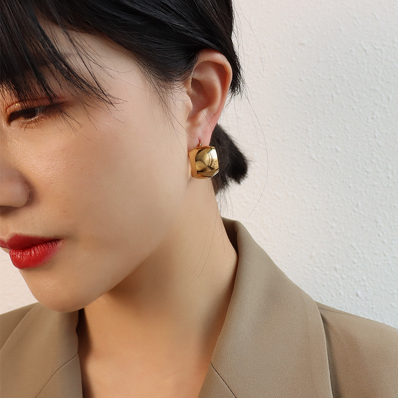 Marka Francia pendiente de bola redonda pendientes de tipo C versión de alta calidad de acero de titanio Chapado en 18K pendientes de oro real F446