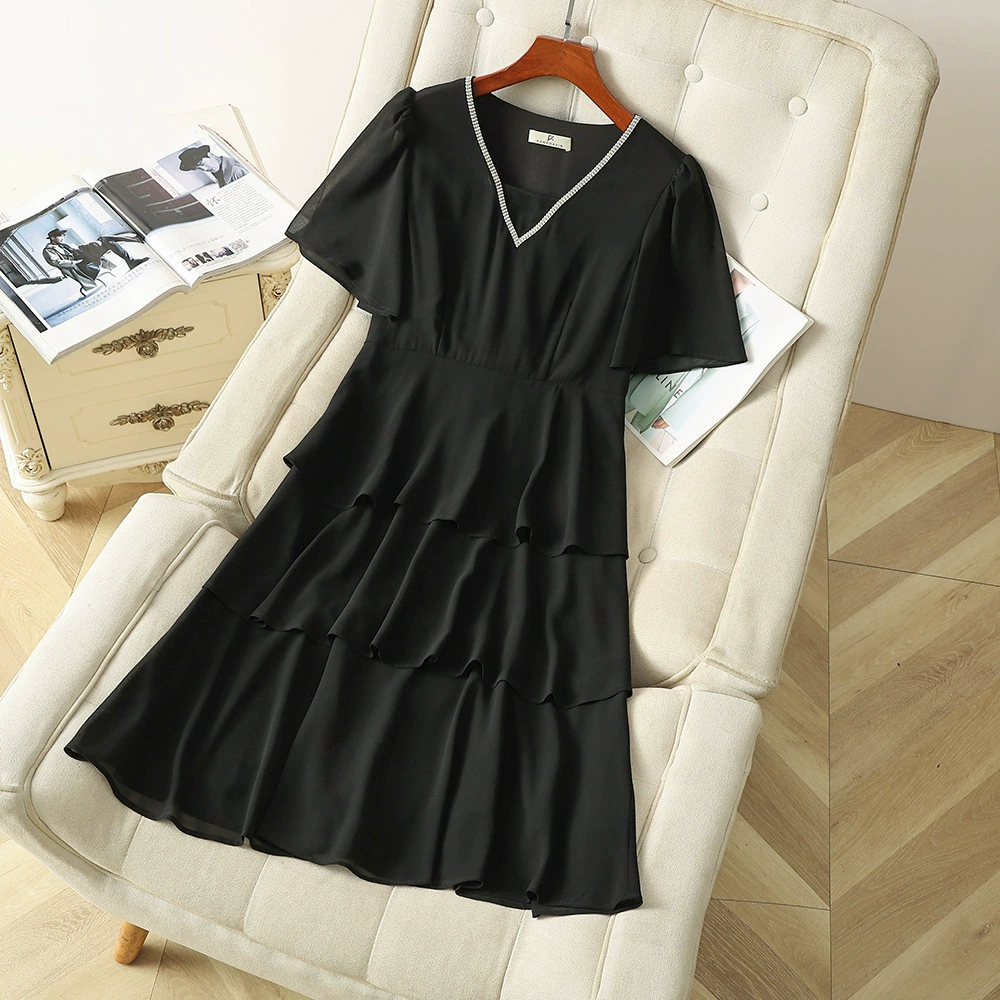 Летняя новая толстая мода темперамент темперамент большой размер женщины, чтобы покрыть живот, худое черное платье торт толстая сестра