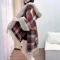 Вязаный плащ-тренч с капюшоном, отделка из faux‑fur, клетчатая вязка с бахромой, большого размера