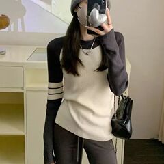 アメリカのレトロな小衆の短いタイプの中に長袖のニットのセーターを掛けます。