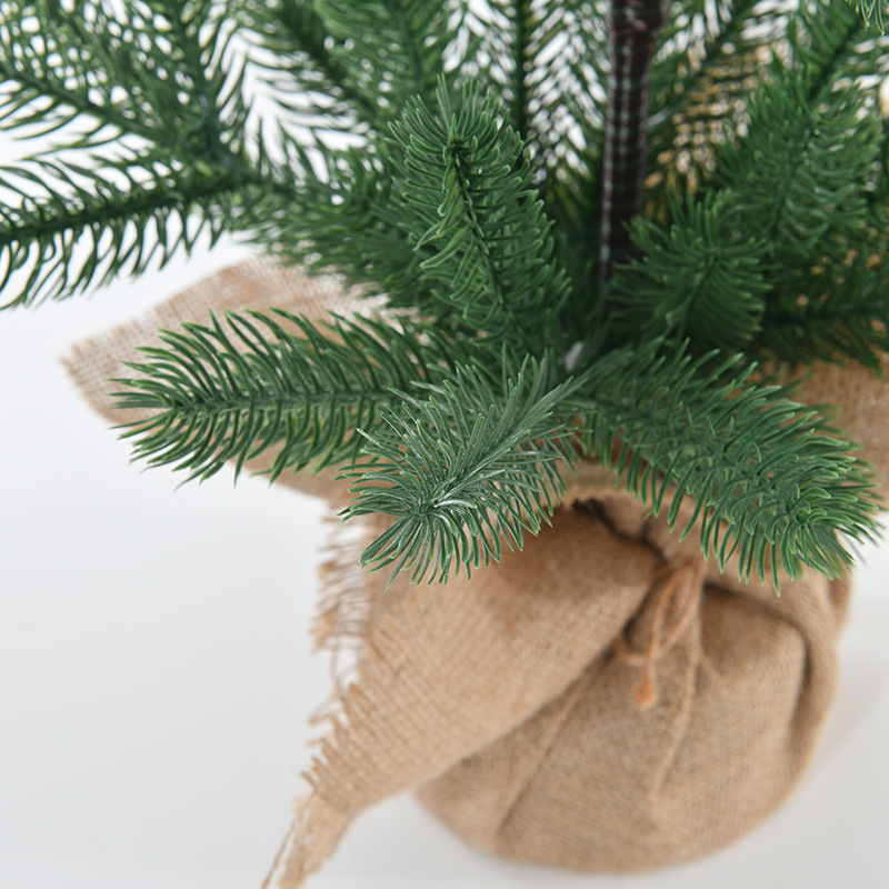 Fabricantes al por mayor nuevo PE cifrado pequeño árbol de Navidad festivo hogar decoración de árboles de imitación en maceta ornamentos verdes