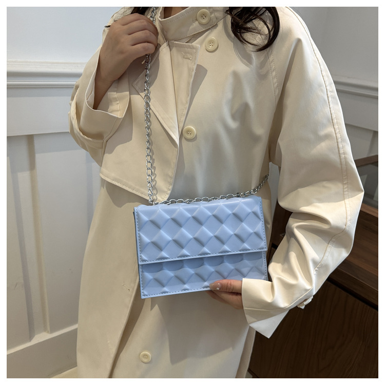 The 2024 autumn new embossed diamond-shaped single-shoulder crossbody bag with a chain design is a niche, fashionable, simple and retro small square bag undefined