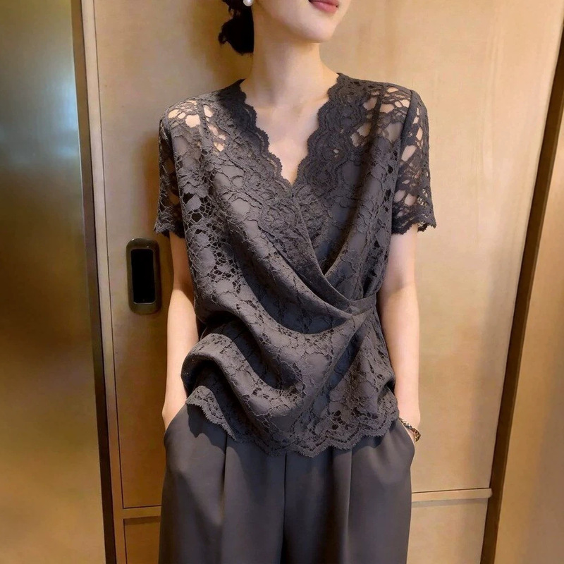 2026 Chic and ethereal French-style exquisite top, new summer model, unique and beautiful lace blouse for important occasions, women's