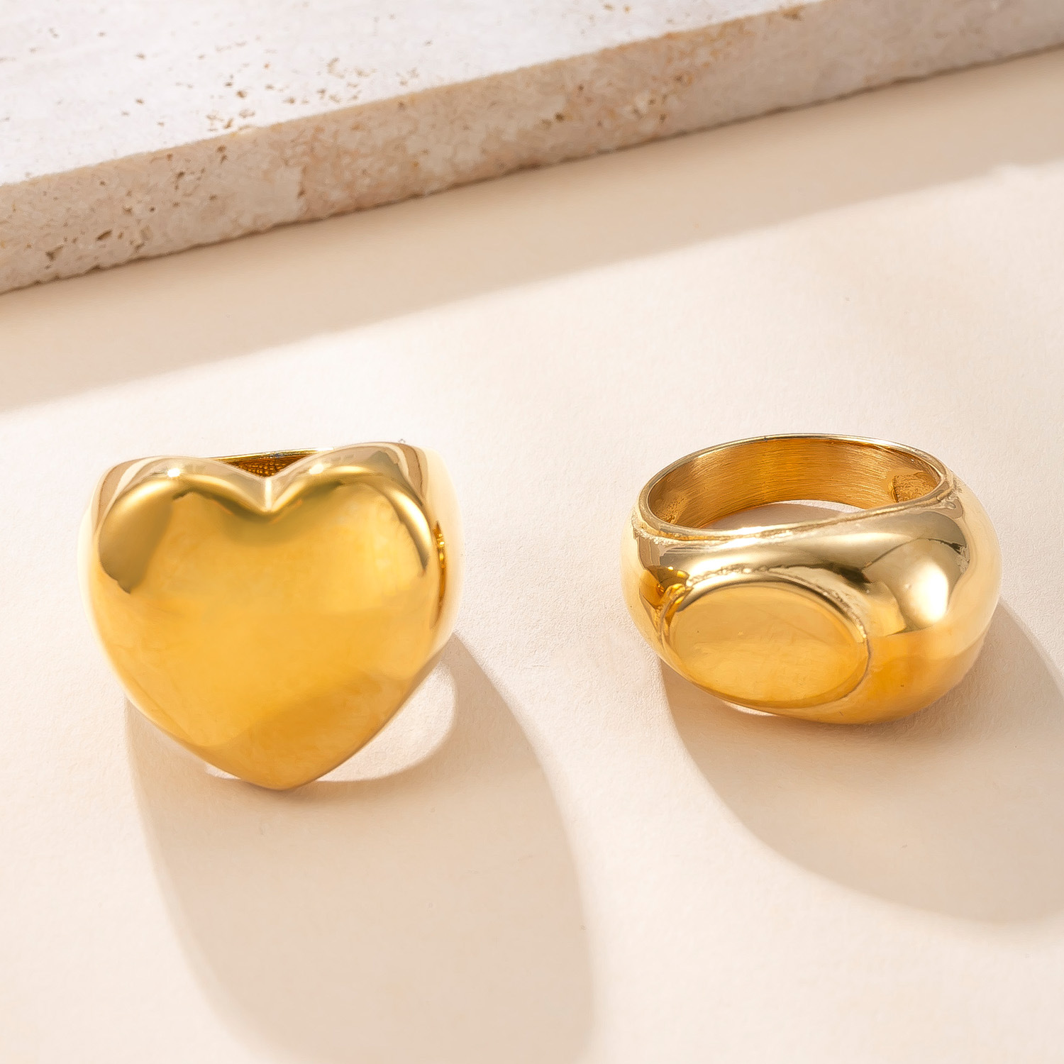 Anillo de acero inoxidable de estilo europeo y americano, anillo brillante de amor fundido, sentido de alta calidad femenino, joyería de acero de titanio dorado de 18k al por mayor image 4