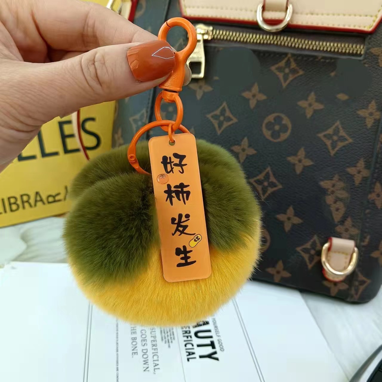 Imitación de piel de conejo Rex buena cosa sucedió Caqui colgante de peluche bola llavero bolsa de joyería teléfono móvil adornos hechos a mano de piel