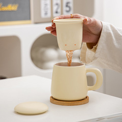 クリームの黄色のシンプルな現代のお茶のコップのお茶の水は分離して実用的です。