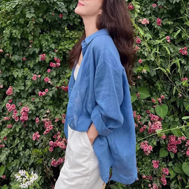 青い綿麻のシャツの女性の夏の薄いタイプの小さいサイズのゆったりしたシャツの外はカーディガンの中の長いコートの上着を掛けます。|undefined