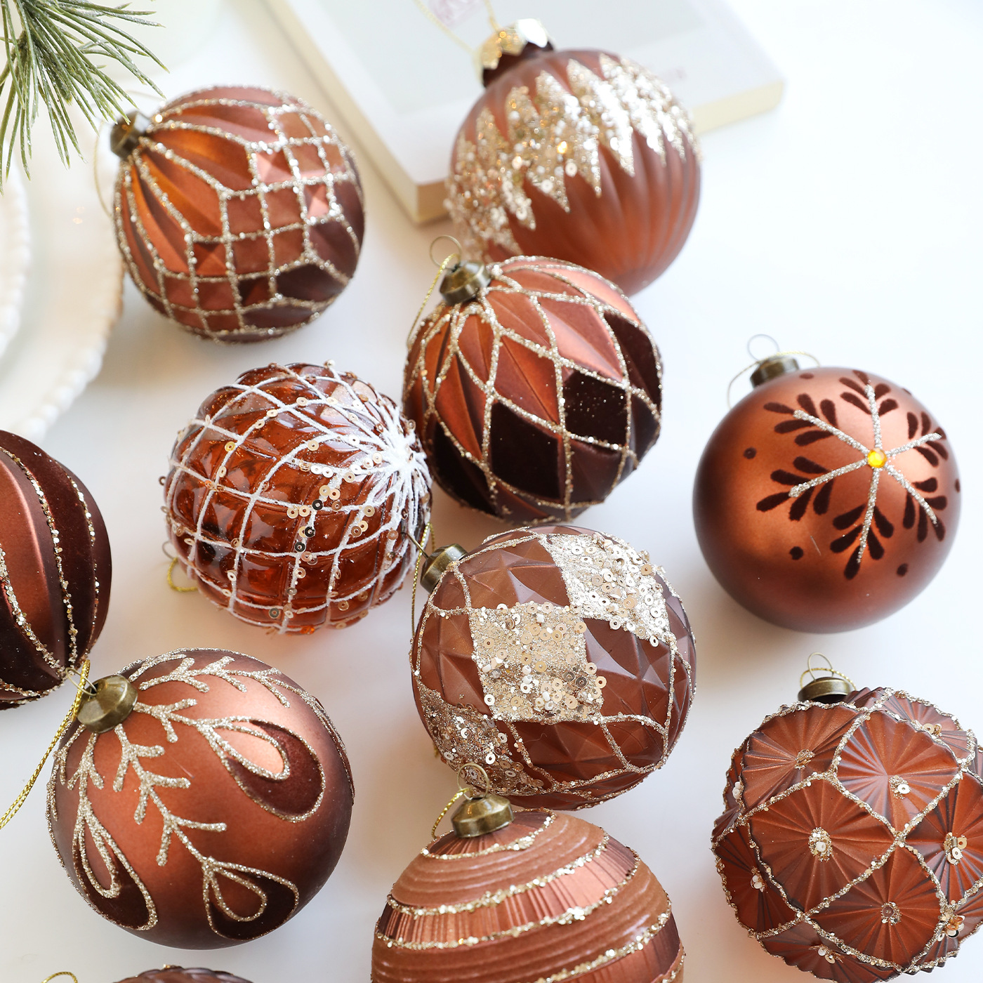 Nuevo producto 8CM bola de Navidad color café polvo oro polvo retro árbol de Navidad colgante bola decoración colgante diseño colgante