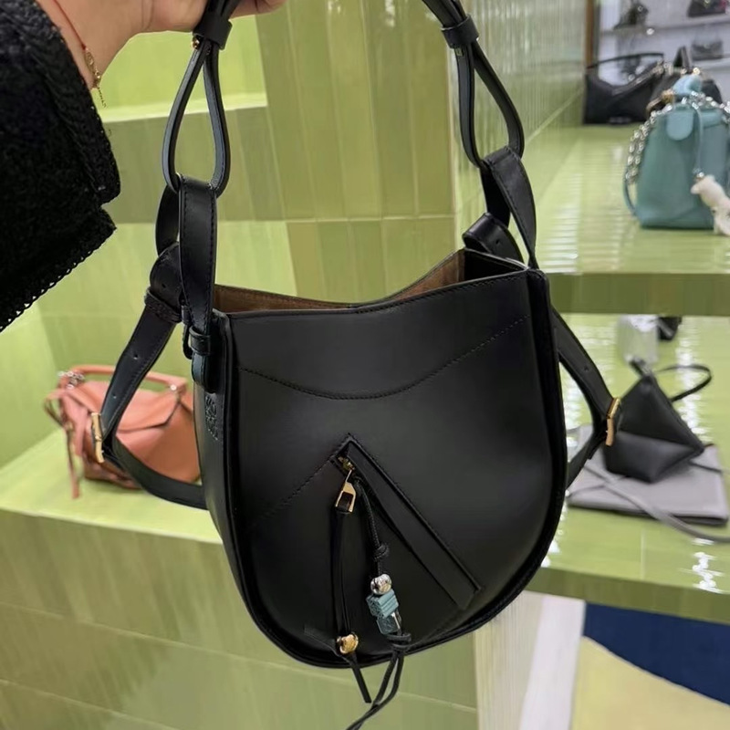 2025 New Resort Style Hammock Hammock Bag Classic Soft Cowhide Shoulder Crossbody Bag Hand Carry Armpit Bag