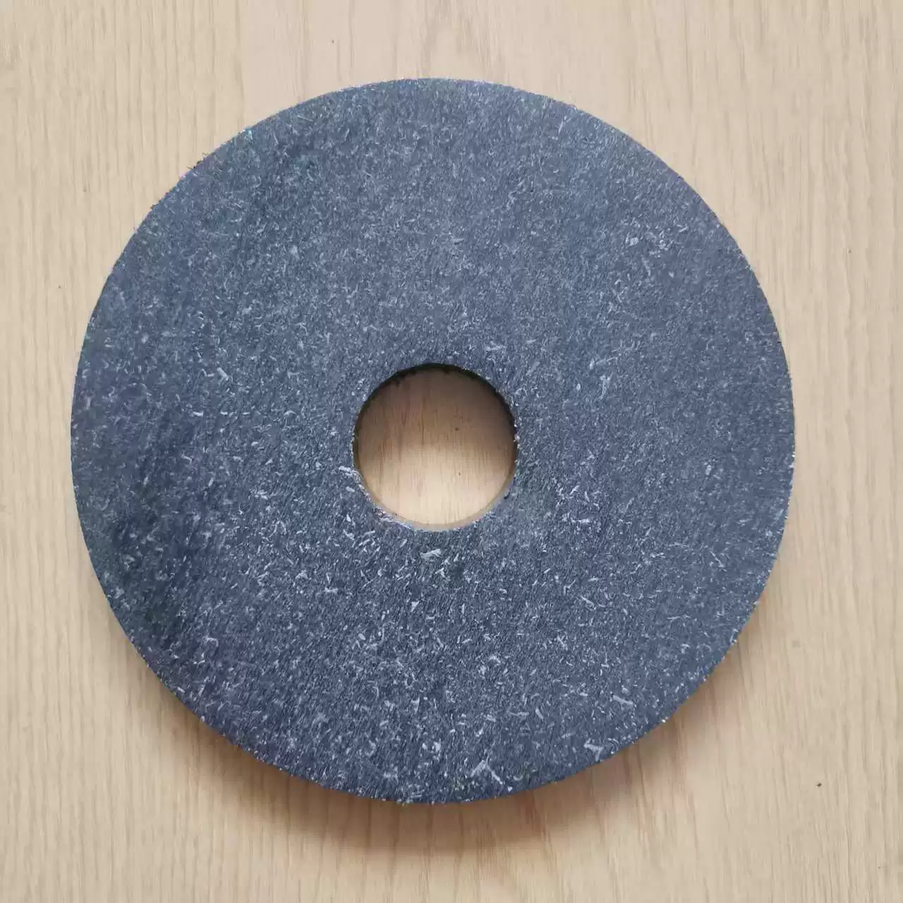 Производитель фрикционных пластин выпускает новый фрикционный блок для амортизаторов с фрикционным сопротивлением.