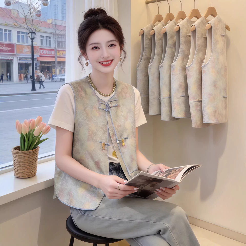 Áo gile nữ không tay dáng ngắn dệt jacquard thêu nổi, cổ tròn một hàng cúc — Áo gile dệt jacquard chi tiết 3