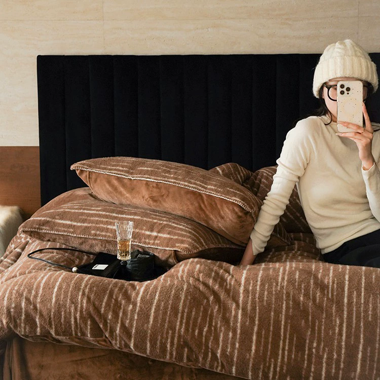 Простой кашемировый набор из четырех частей зимнего молочного бархата коралловый бархат плюс стеганое одеяло простыни легкое роскошное чувство высокого уровня в главной спальне