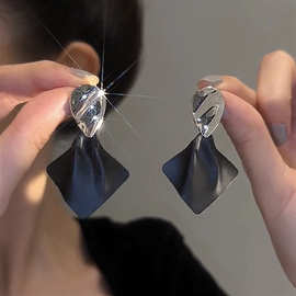 新款冷淡风气质黑色菱形耳环撞色耳环小巧精致高级感轻奢简约耳环