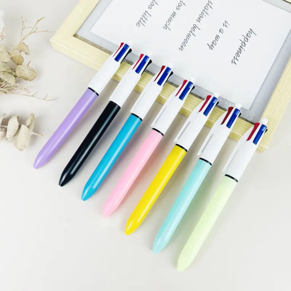 Inventario cuatro en uno bolígrafo manual de cuatro colores trazos de puntos clave marcador de línea multicolor bolígrafo puede imprimir logotipo