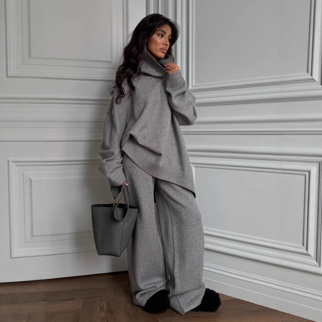 Completo composto da maglione oversize con collo alto e pantaloni larghi e fluidi - Completo due pezzi morbido da donna per autunno inverno in grigio, marrone e beige | S/M/L_voghion.com