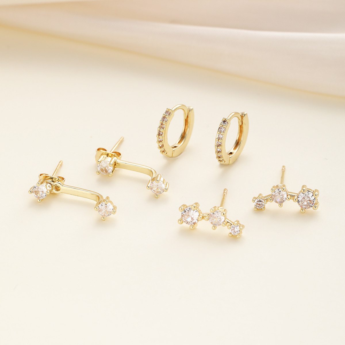 Set 3 paia orecchini a lobo in zircone e rame per donna_voghion.com