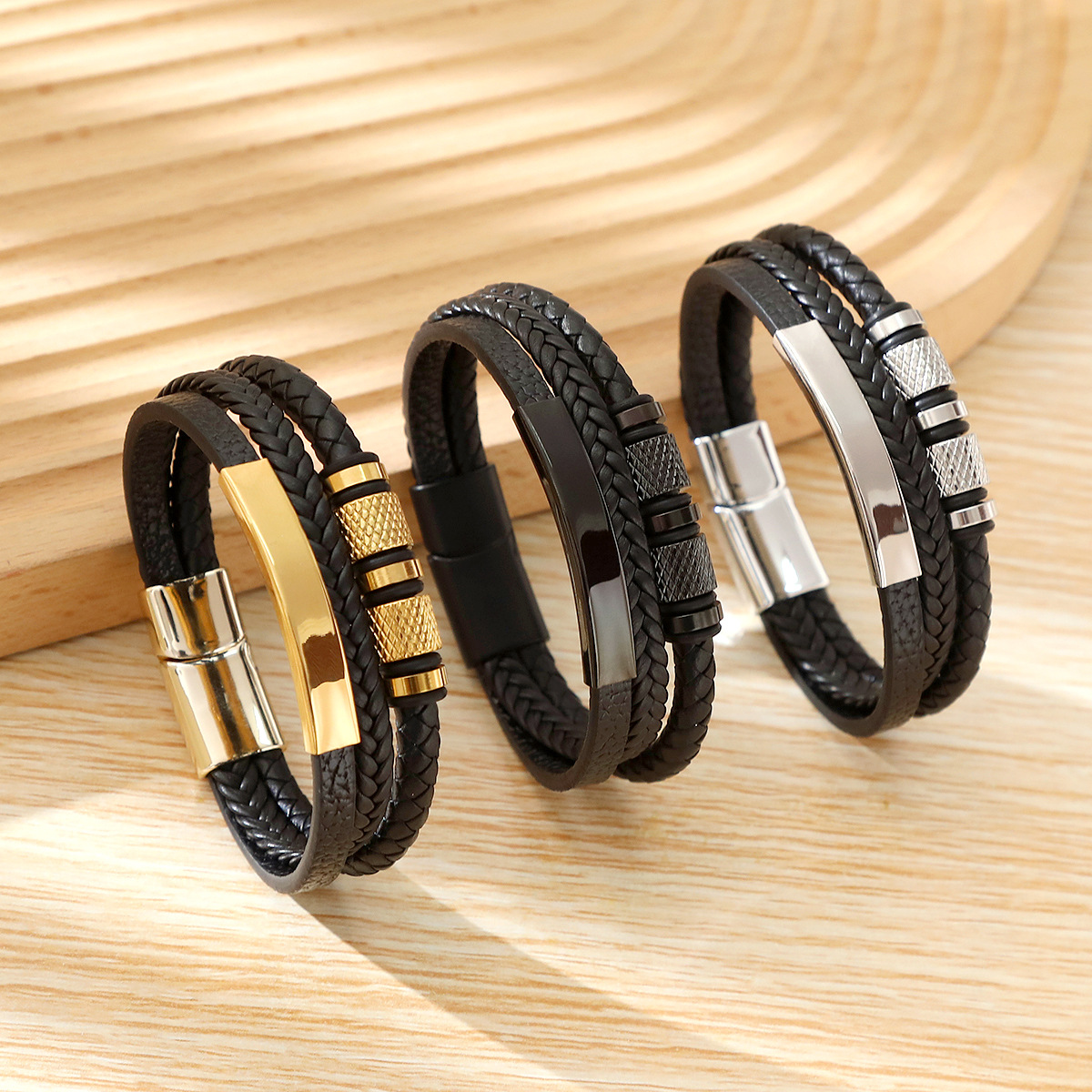 Pulseira masculina multicamada de couro trançado com fecho_voghion.com