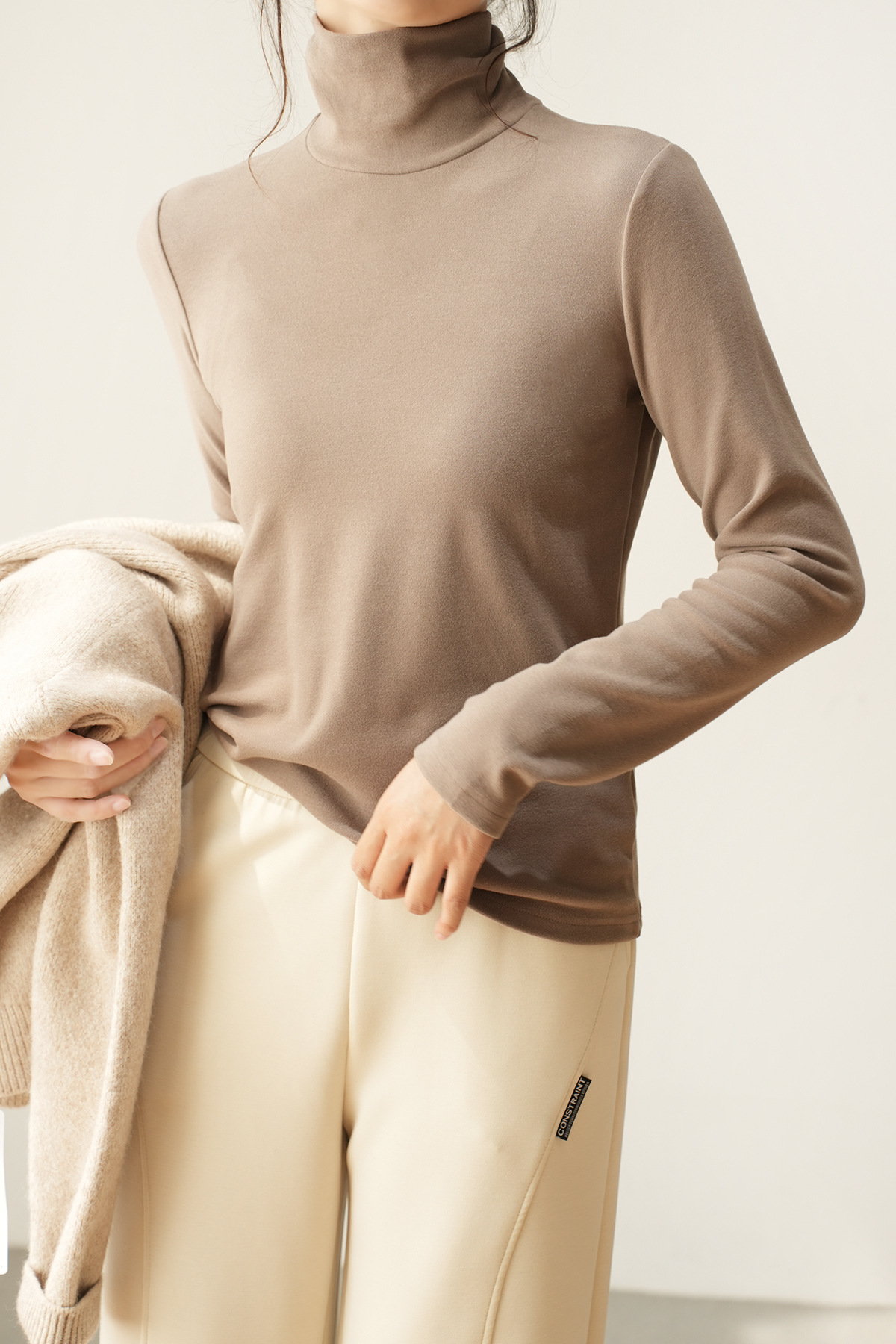 아이언 그레이 터틀넥 언더셔츠