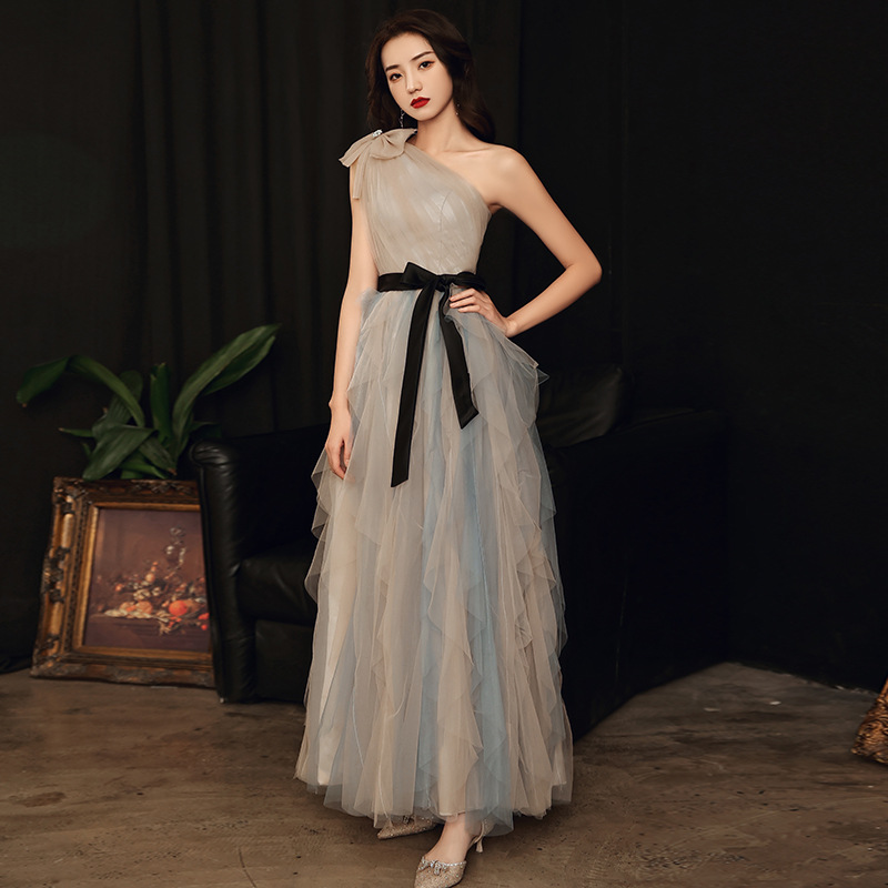 Vestido de noche para fiesta anual para mujer, estilo de alta gama con cinturón y diseño de hombro asimétrico, elegante vestido de anfitriona, vestido elegante para actuación de piano.