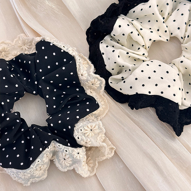 Scrunchie vintage a pois con bordo in pizzo per chignon_voghion.com