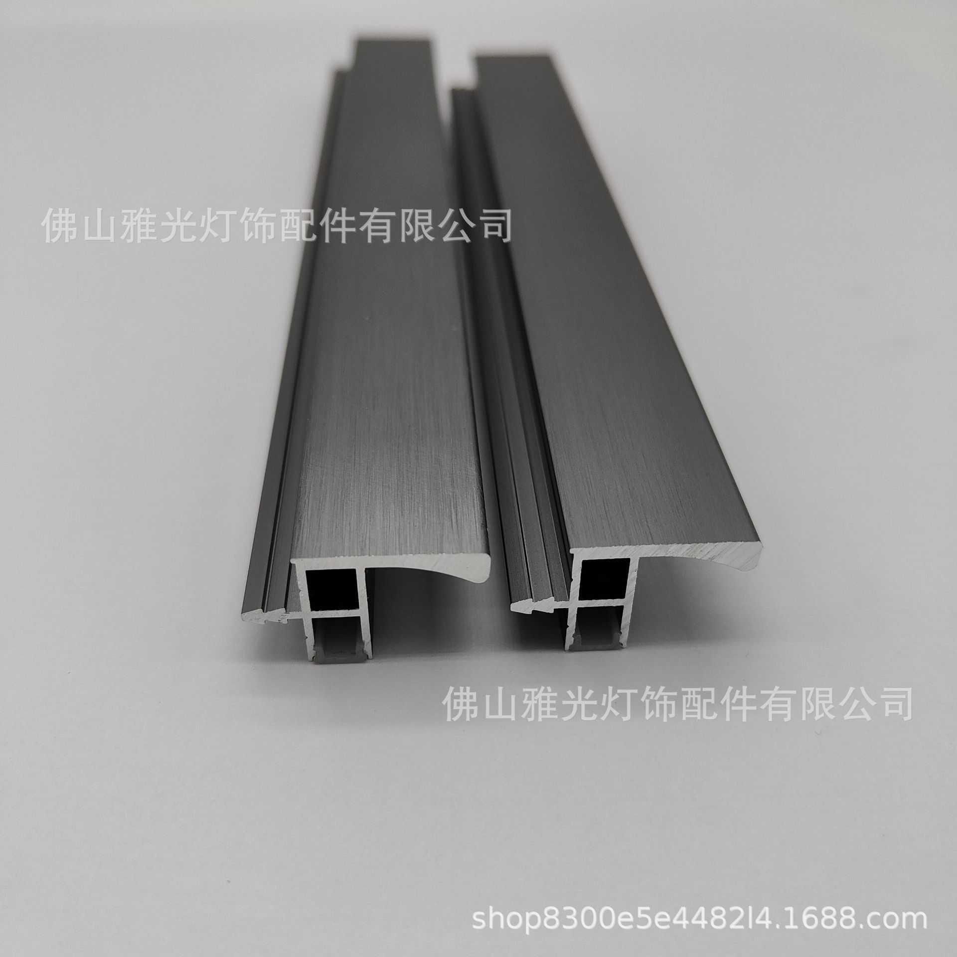 높은 캐비닛 아래 빛나는 철재: 3 m/set