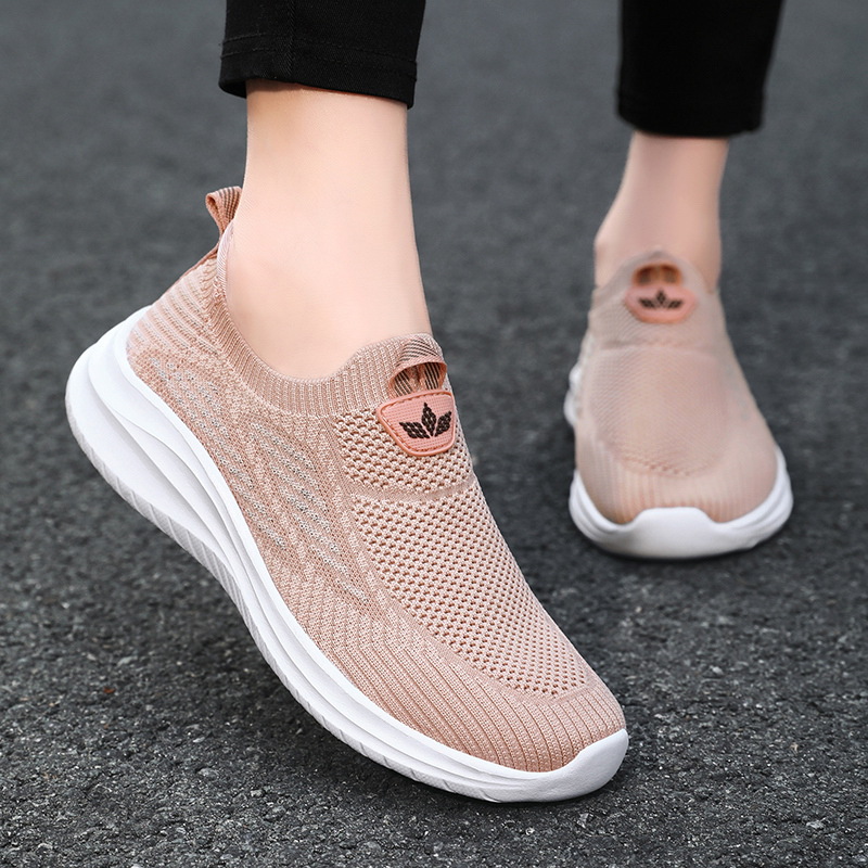 Primavera nuevos zapatos para hombres y mujeres parejas de edad media y vieja zapatos para caminar zapatos de tela suave zapatos de malla transpirable image 3