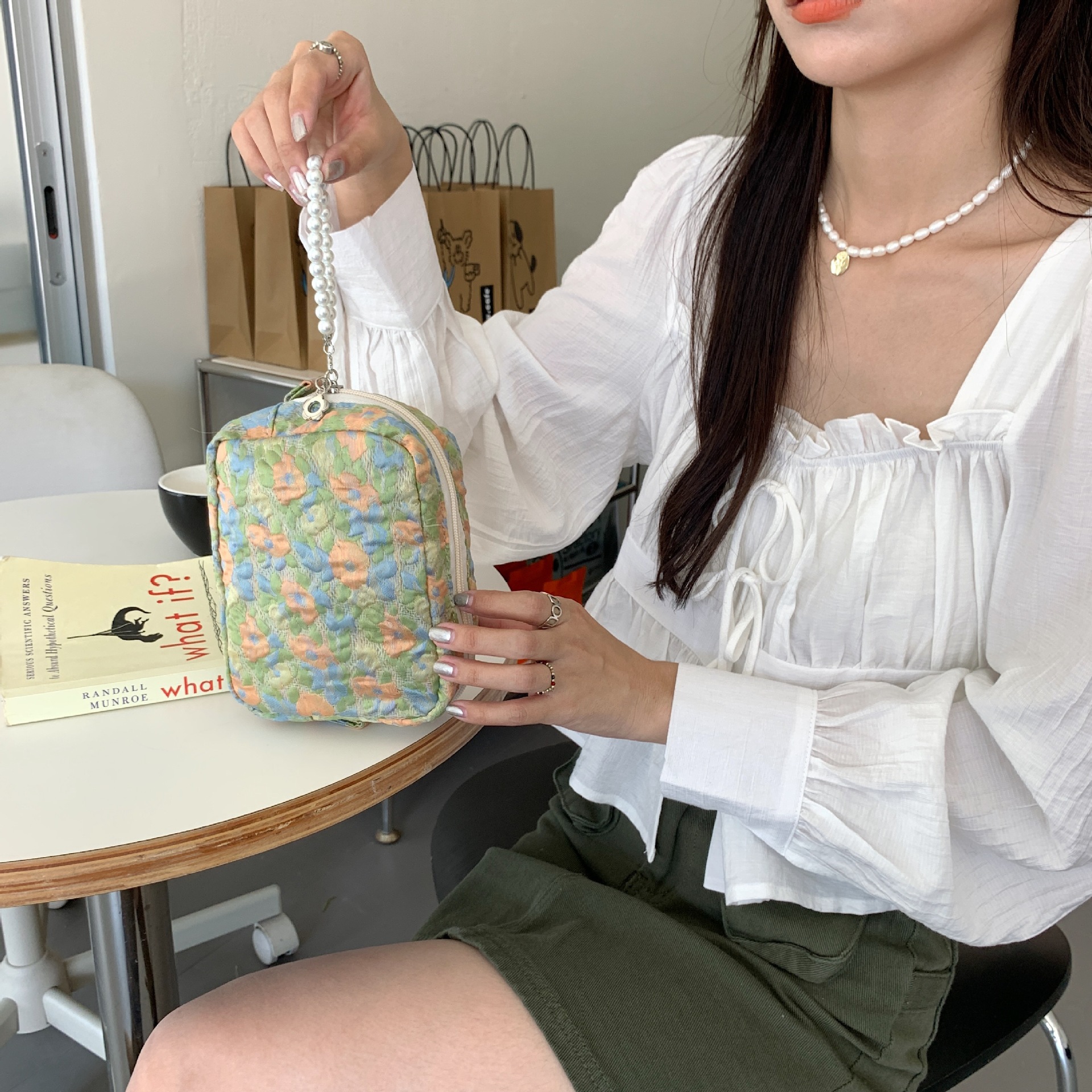 28172 Pearl pendant tassel hand-held cosmetic bag, embossed French storage bag, compact hand-held handbag undefined