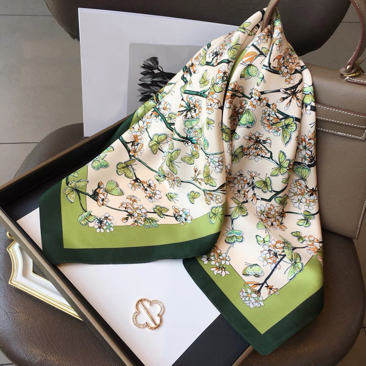 70cm pequeña toalla cuadrada primavera y otoño universal sensación de alto nivel de seda simulación bufandas de seda para mujeres con camisa de decoración profesional bufandas de cuello