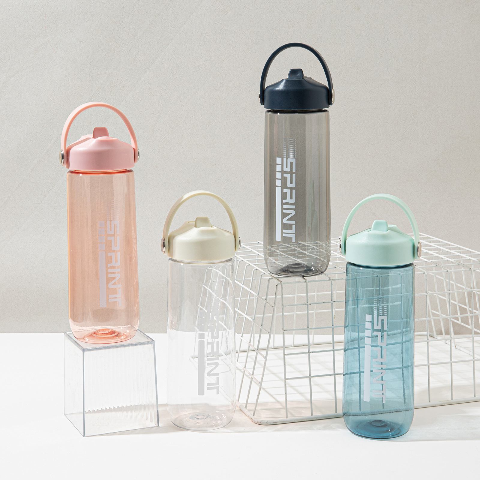 Nuevo taza de agua deportiva al aire libre resistente a altas temperaturas al por mayor de alto valor facial de taza casual de estudiantes con taza de plástico de bebida directa con escala