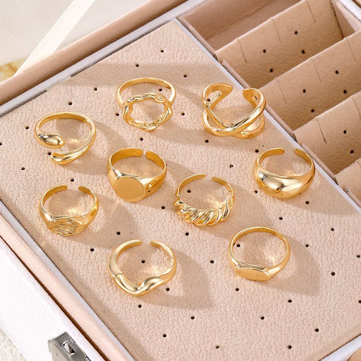 Set med 9 geometriska guldpläterade öppna ringar_voghion.com