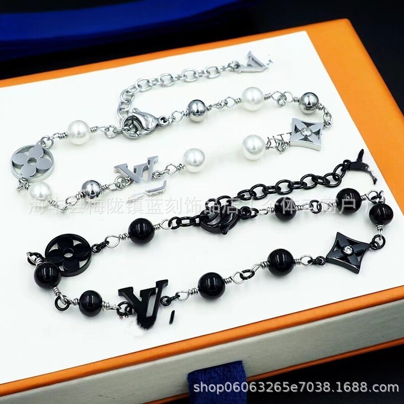 European and American Cross-Border Lv-Style V-Shaped Round Four-Leaf Clover Pearl Bracelet Couple's Double Flower Pearl Bracelet Wholesale European and American Cross-Border Lv-Style V-Shaped Round Four-Leaf Clover Pearl Bracelet Couple's Double Flower Pearl Bracelet Wholesale