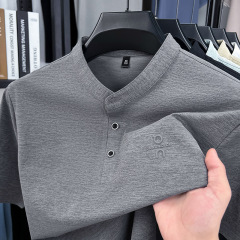 夏新作ハーフオープンVネックスタンドカラープレスラベル半袖Tシャツメンズシンプルファッション薄手カジュアル半袖トップス