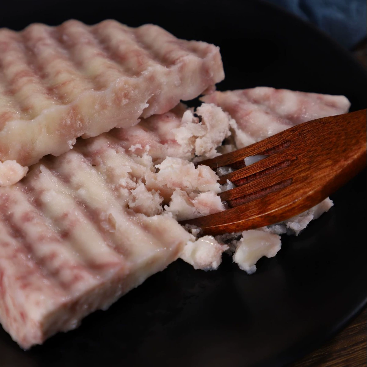 Настоящие ломтики таро Лиюпу, свежесрезанные с плантации таро в провинции Гуанси, свежеотрезанные, пористые и ароматные.