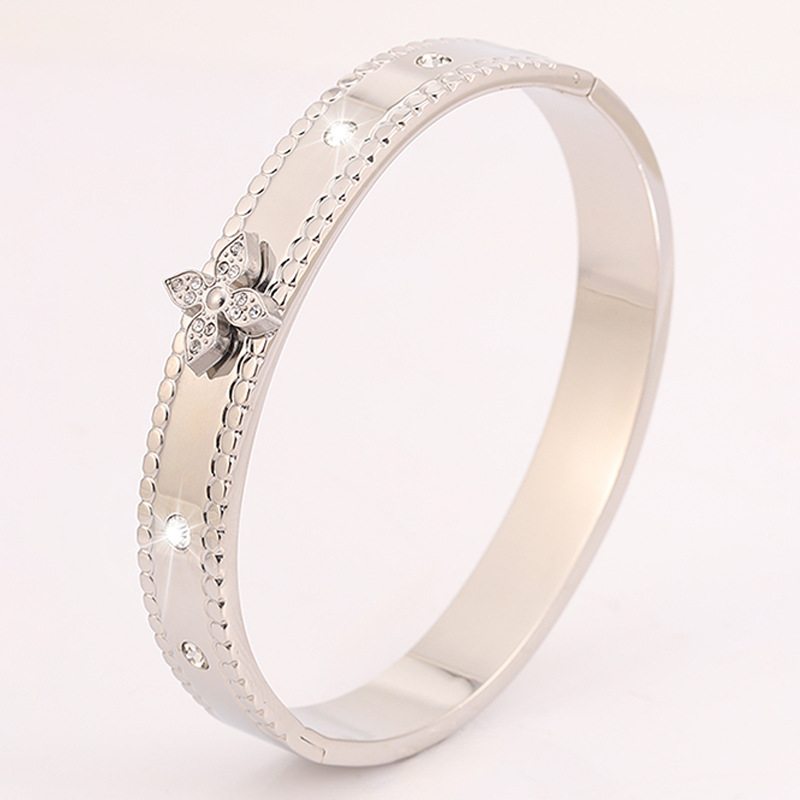 Brazalete de acero inoxidable de cuatro hojas de flores de diamantes de lujo ligero flores no se desvanecen pétalos pareja joyas de brazalete de acero de titanio image 5