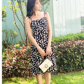 2023韩版夏季新款显瘦时尚休闲气质一字肩雏菊碎花吊带连衣裙女