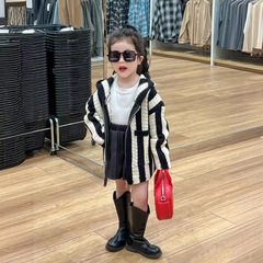 Take separate photos of the sweet and cool children's black and white wide vertical strip knit cap zipper open sweater + black pleated skirt