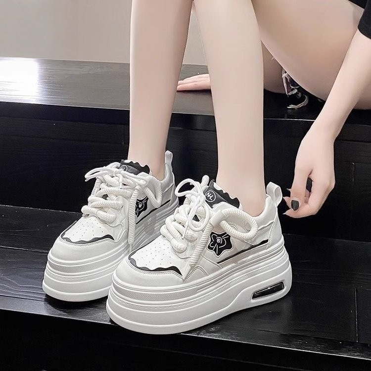 Explosión de zapatos blancos de suela gruesa para mujeres 2025 otoño nuevo pequeño aumento de altura zapatos deportivos casuales de alta sensación skate para mujeres