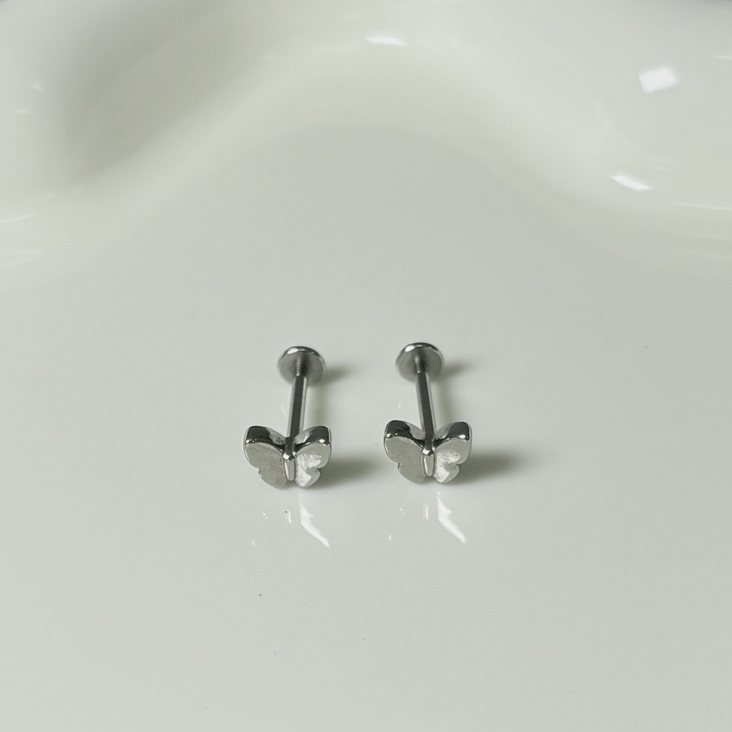 16G labret stud size and finish detail
