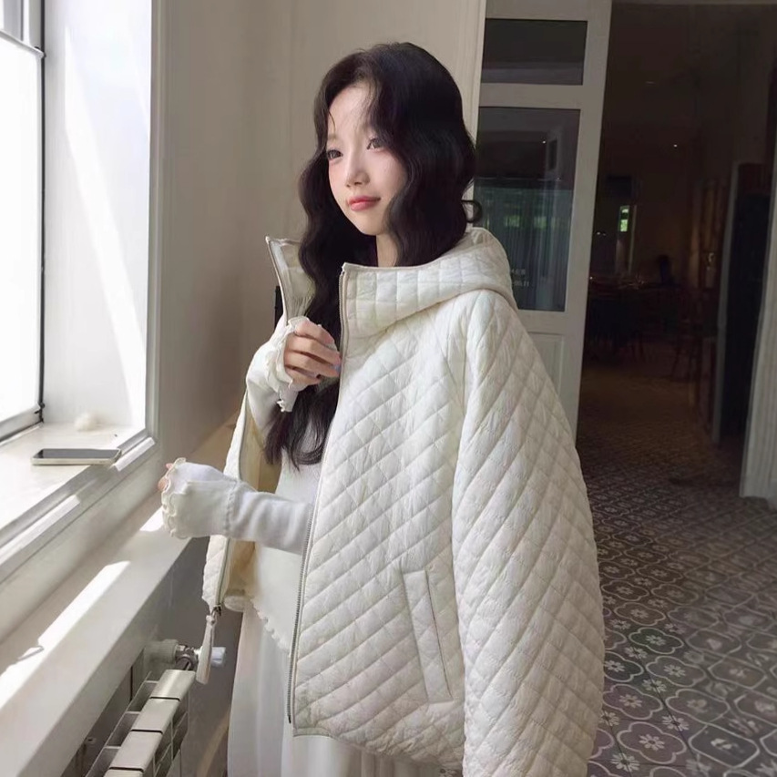 Luz y delgada chaqueta de algodón encapuchada de diamante mujer invierno 2025 nuevo estilo coreano suelto chaqueta de algodón caliente chaqueta de algodón chaqueta de moda