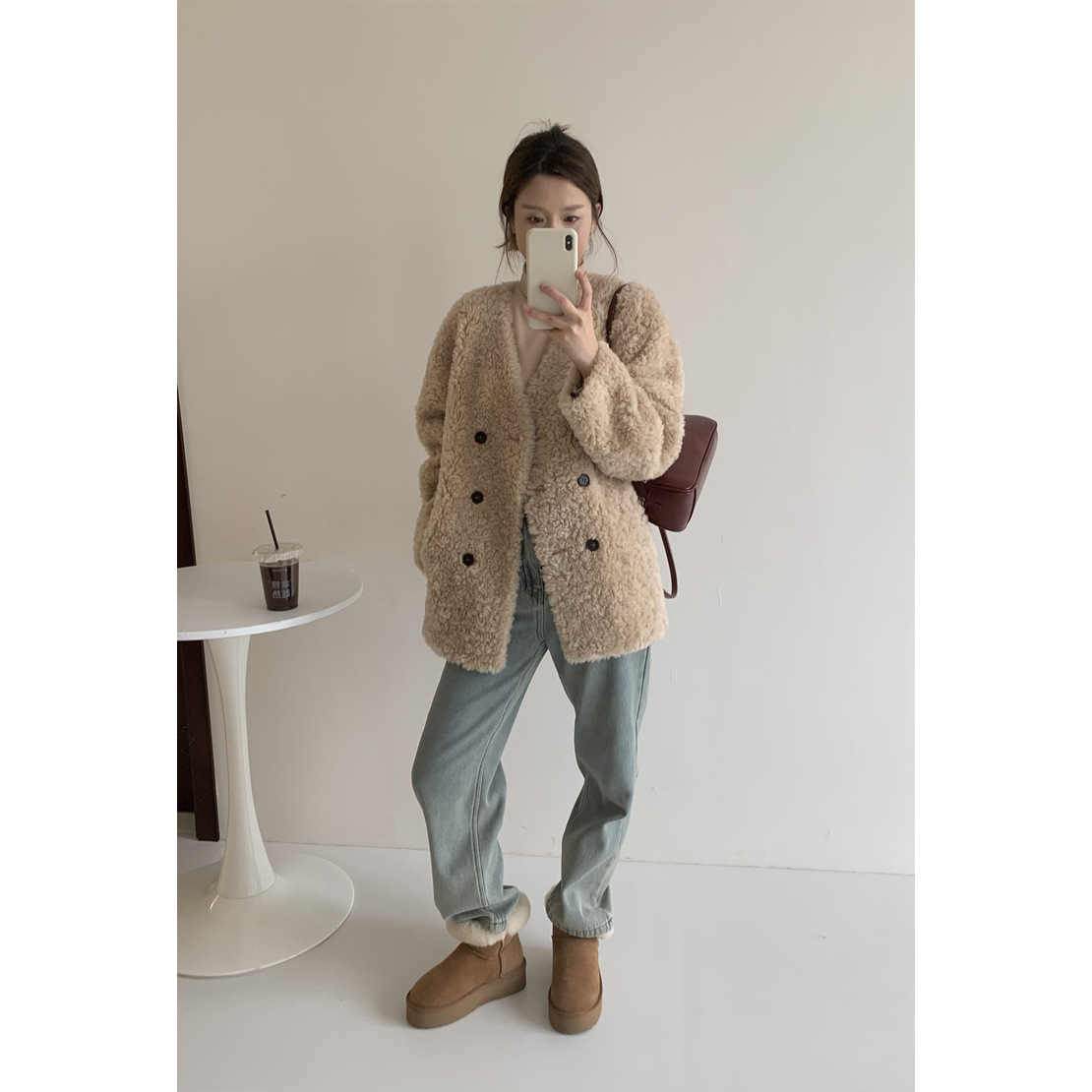 怠惰なスタイルのソフトでワックス状の韓国スタイルのラムファーコート女性のミッドレングス2025冬毛皮コートVネックファーオールインワン