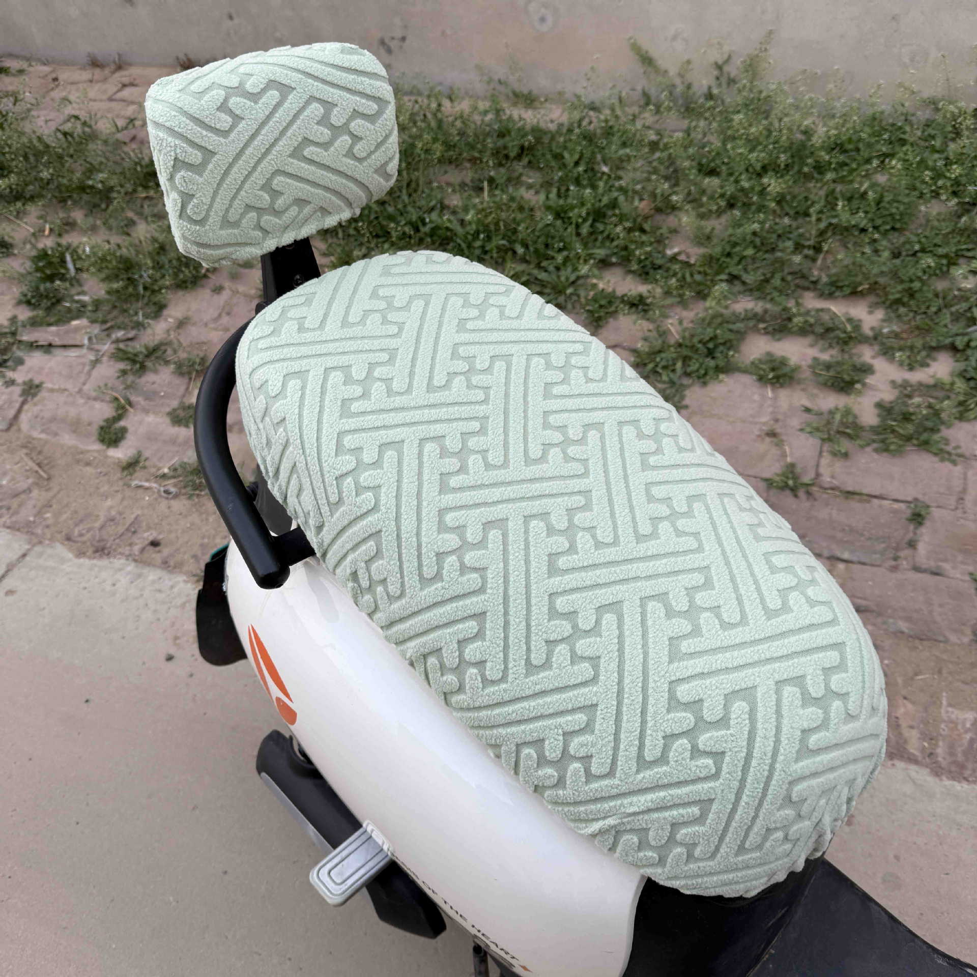 Electric vehicle and motorcycle seat cushion, universal for electric scooters and motorcycles, with added fleece and thickness, sun-proof, suitable for all seasons, new trendy model