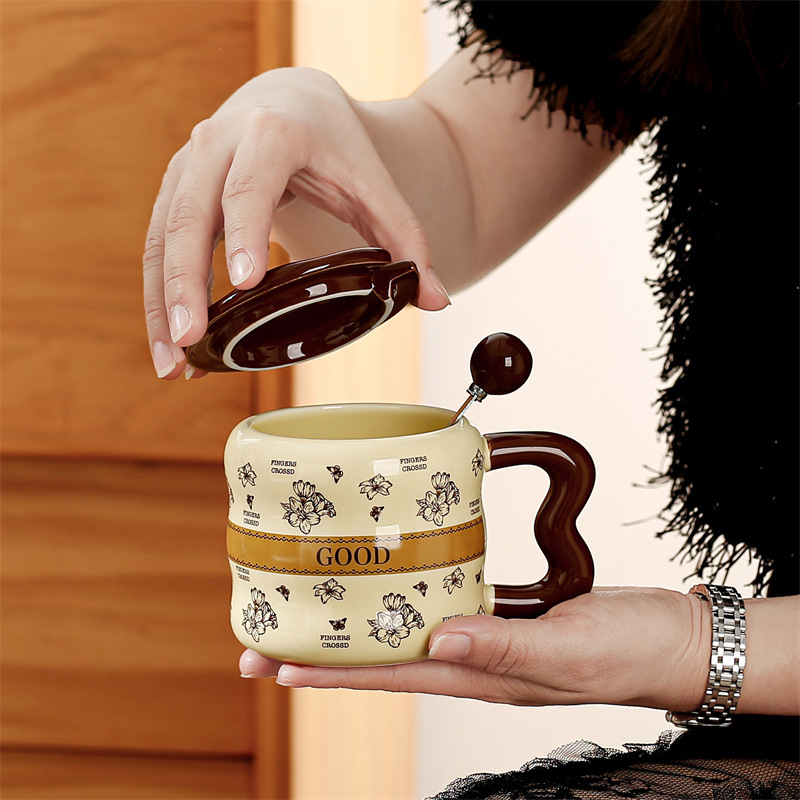 Flores retro tazas de alta sensación de marca de oficina simple para el hogar tazas de agua de niñas con tazas de desayuno de pareja de café con tapa