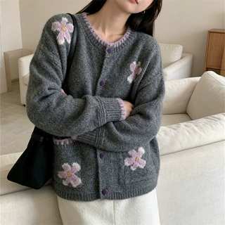 慵懒甜美温柔撞色绣花软糯毛衣外套女宽松春秋冬加厚针织开衫上衣