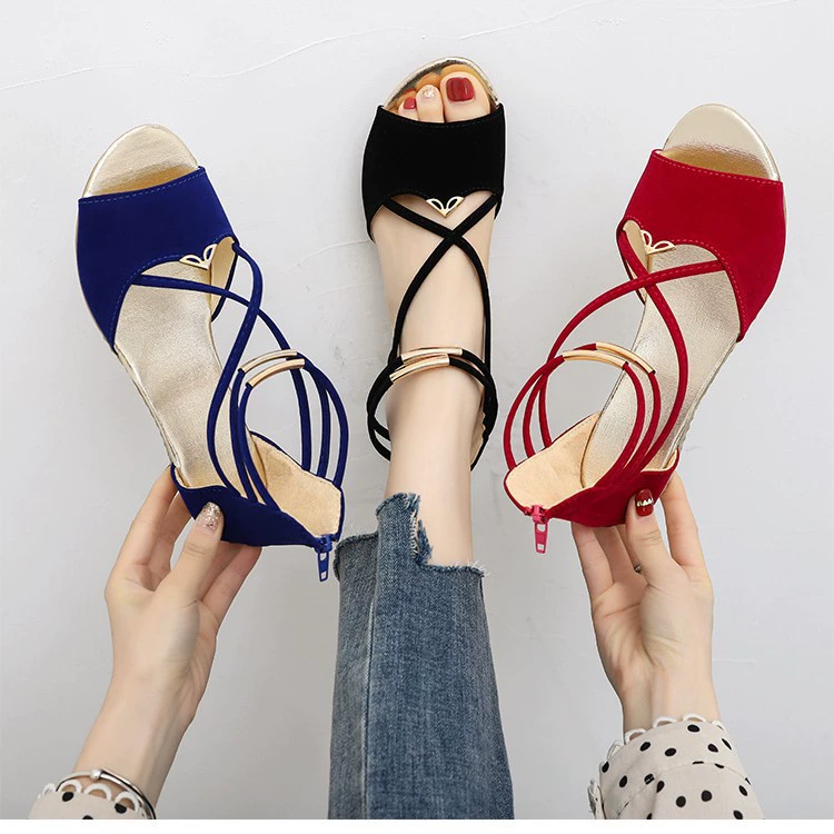 Летние модные сандалии 2025 года, стильные сандалии на закрытом каблуке, однотонные сандалии с открытым носком, простые сандалии на низком каблуке с задней молнией, оптом для женщин