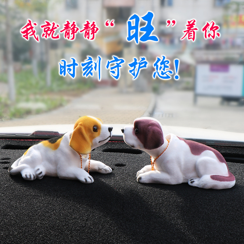車の置物の首を横に振って犬の樹脂の金を萌えます。|undefined