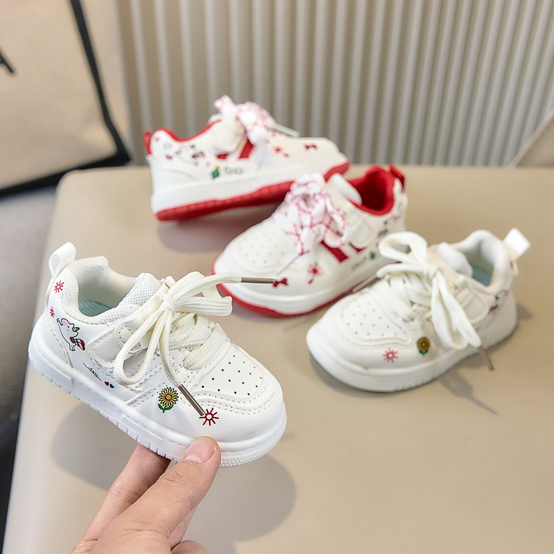 Zapatos deportivos infantiles de primavera 2026 zapatos de skate para bebés de niñas con suela suave antideslizante para bebés de hombre lindos zapatos blancos casuales