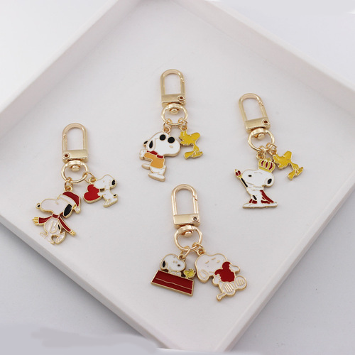Snoopy cartoon keychain for female couples, cute little gift, alloy key chain pendant, key ring, school bag pendant