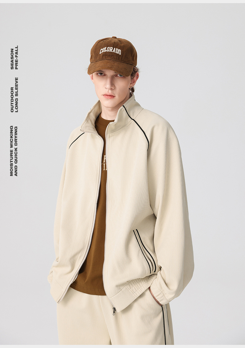 Completo casual da uomo alla moda con colletto alto, giacca, pantaloni a gamba larga, modello cardigan dal design ampio abbinato a pantaloni sportivi_voghion.com